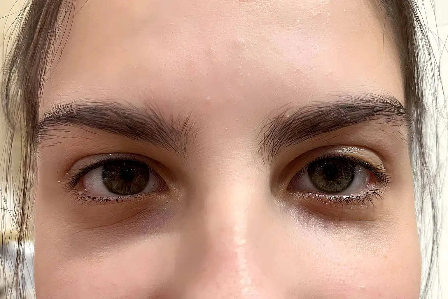 Lashy Cosmetics customer before using the Eyelash Serum, with thin and less defined eyelashes.